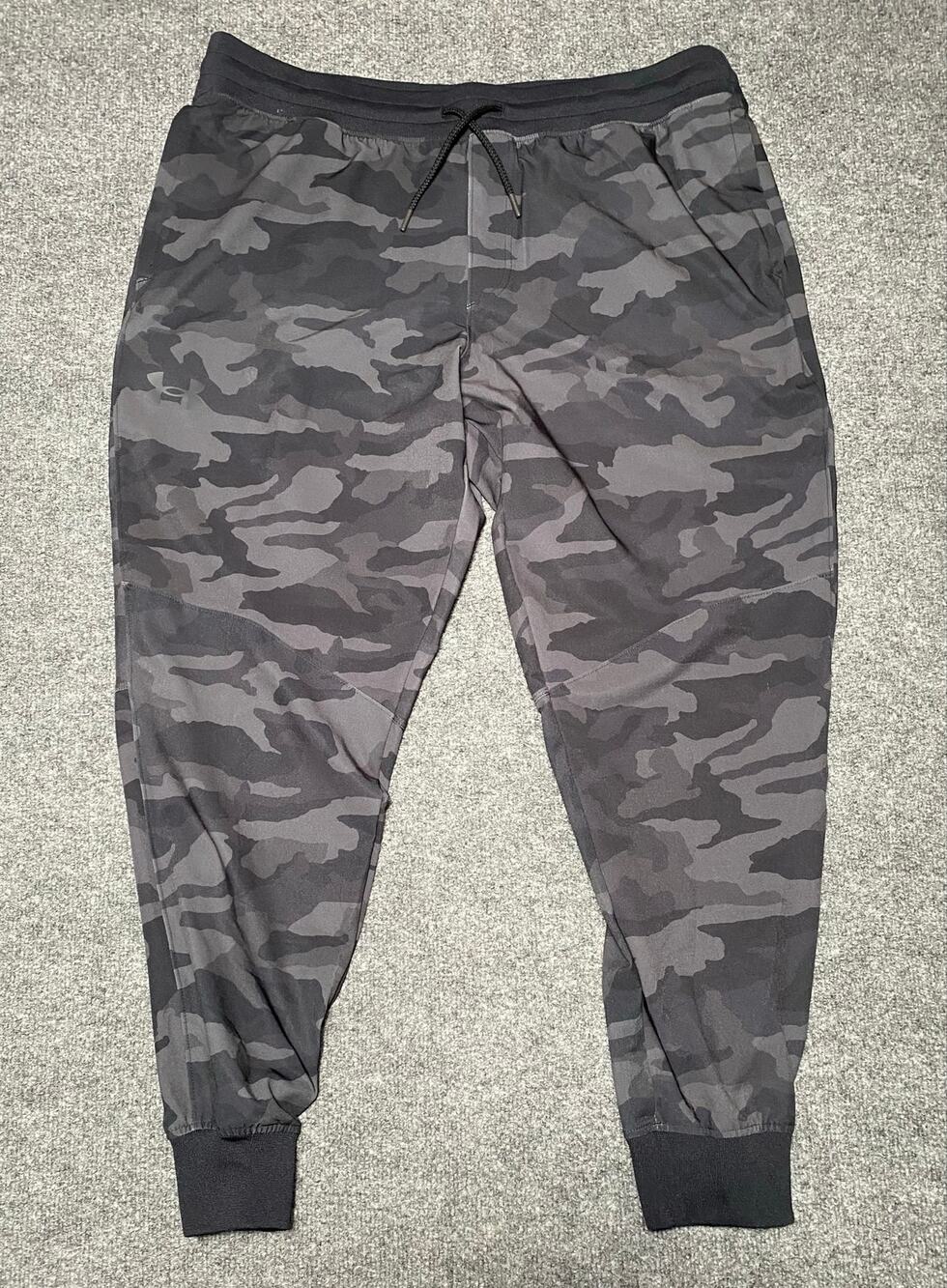 New Under Armour Sportstyle Elite Print Camo Black / Dark Gray Joggers Men’s 2XL
